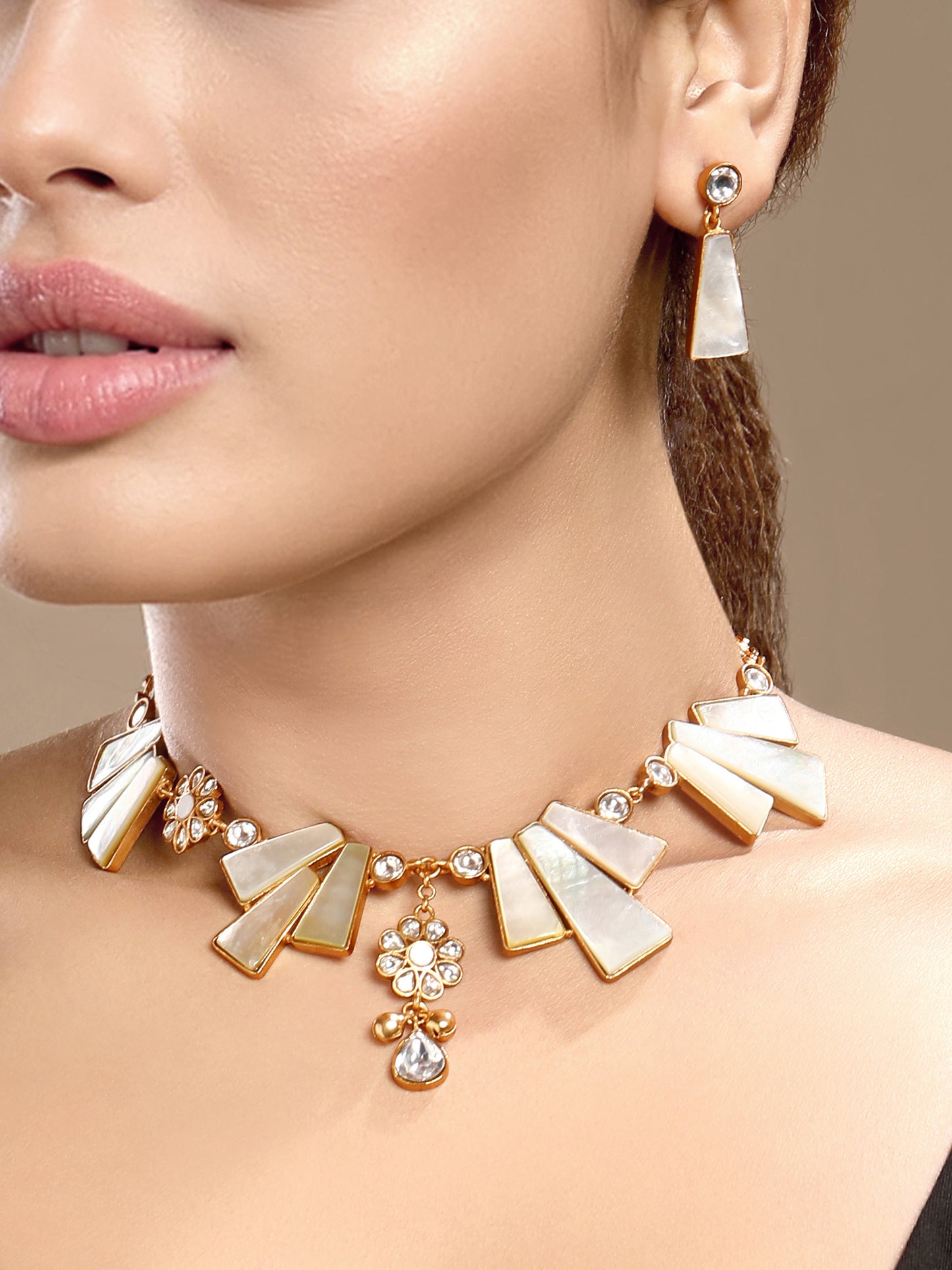 Choker in gold tone brass with Mother Of Pearl, Moissanite Kundan Polki