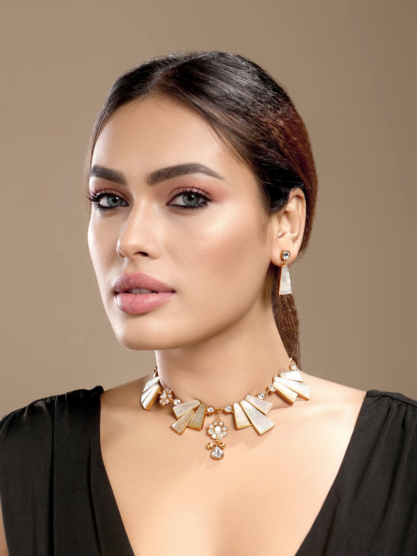 Choker in gold tone brass with Mother Of Pearl, Moissanite Kundan Polki