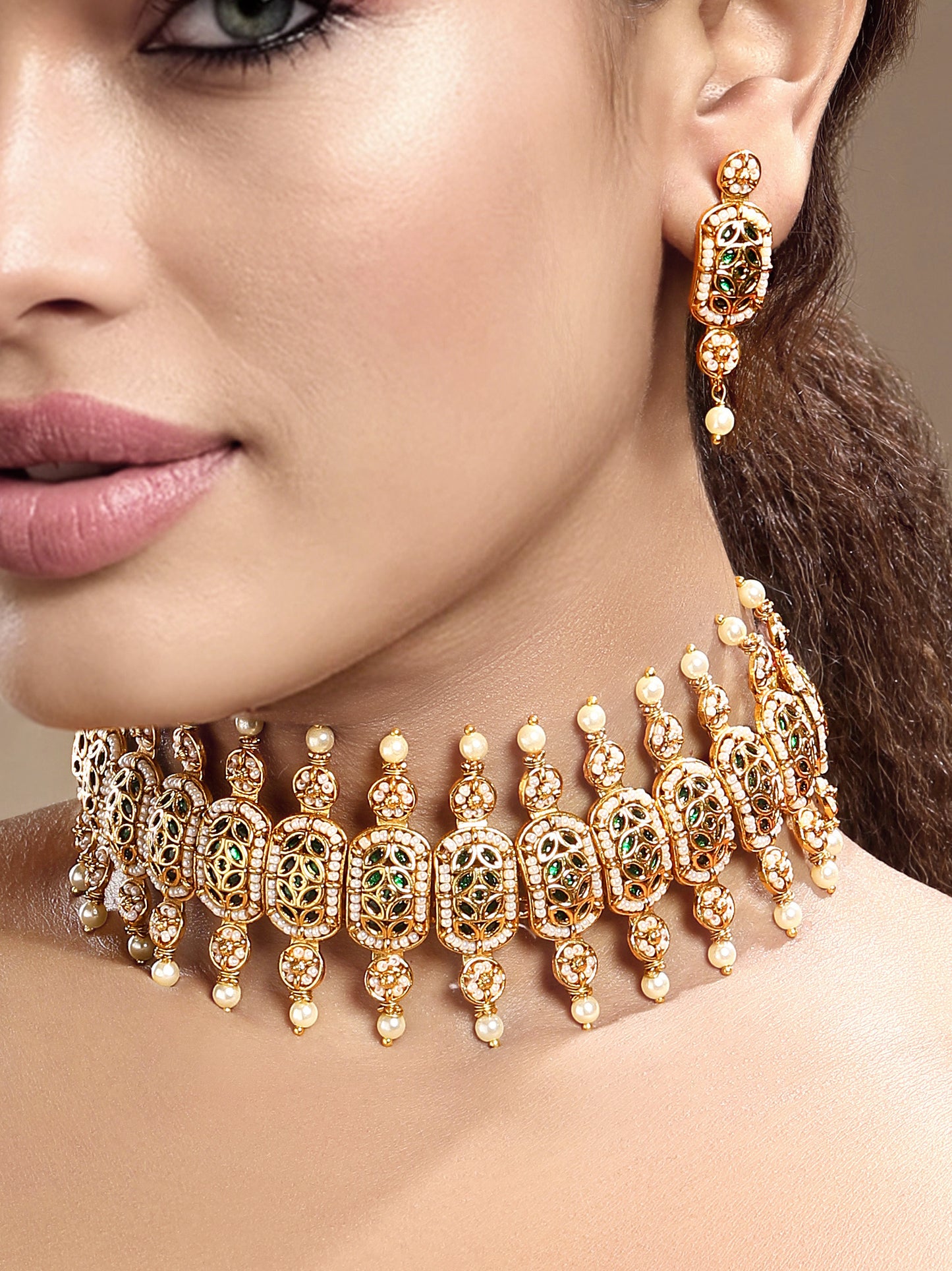 Choker in gold tone brass with Pearl, Synthetic Emerald