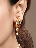 Choker in gold tone brass with Pearl, Synthetic Emerald