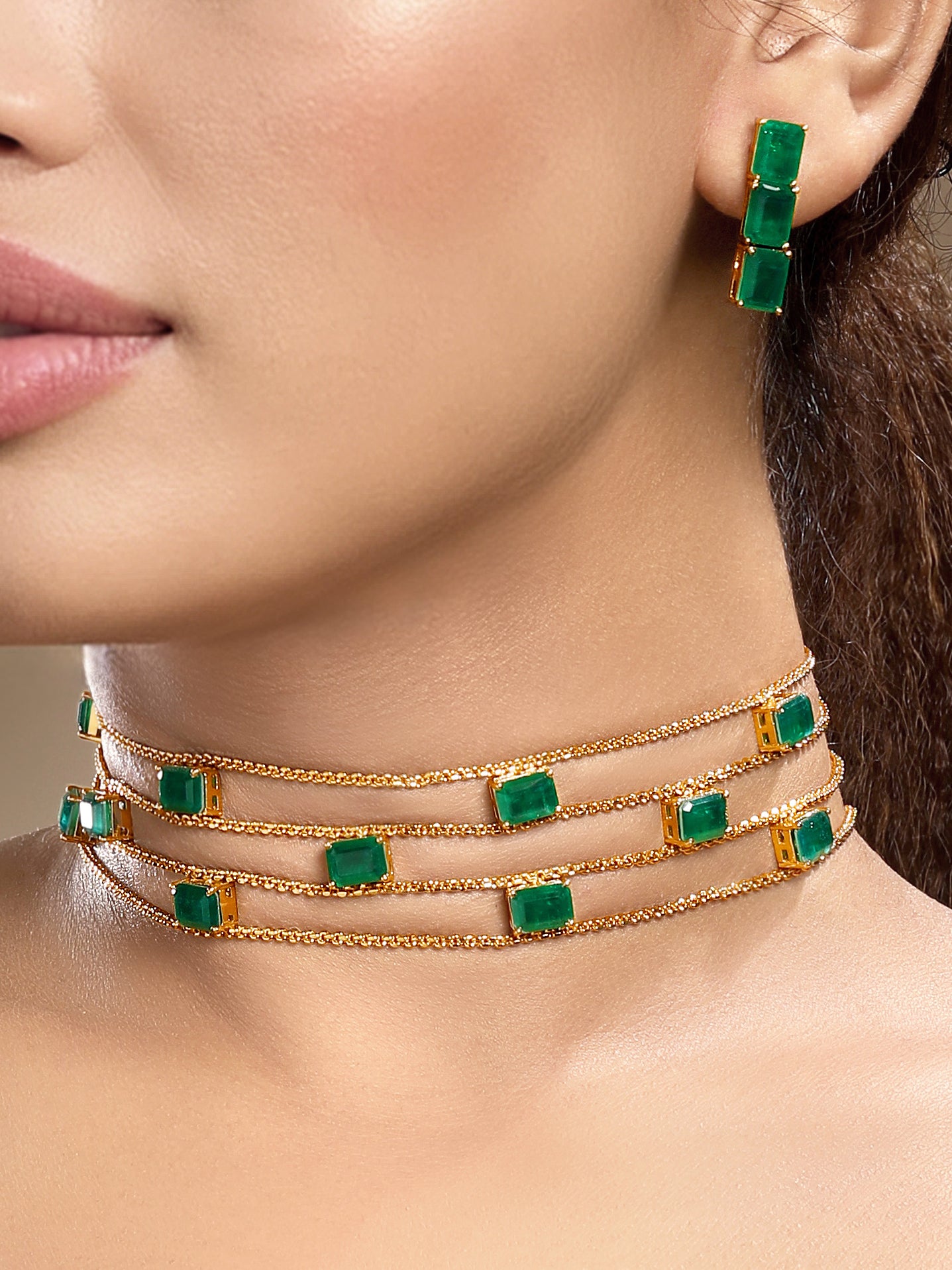 Choker in gold tone brass with Synthetic Emerald