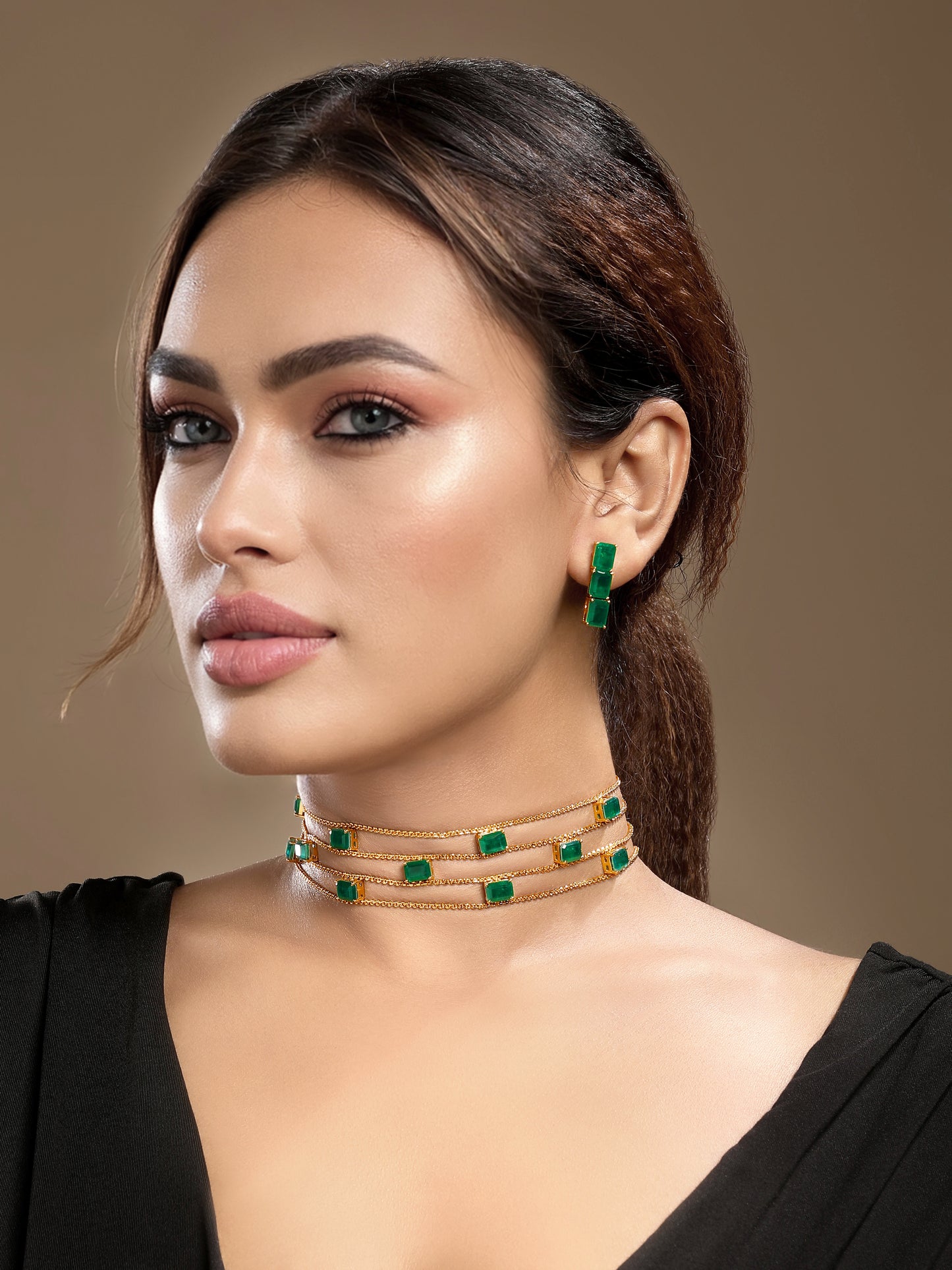Choker in gold tone brass with Synthetic Emerald
