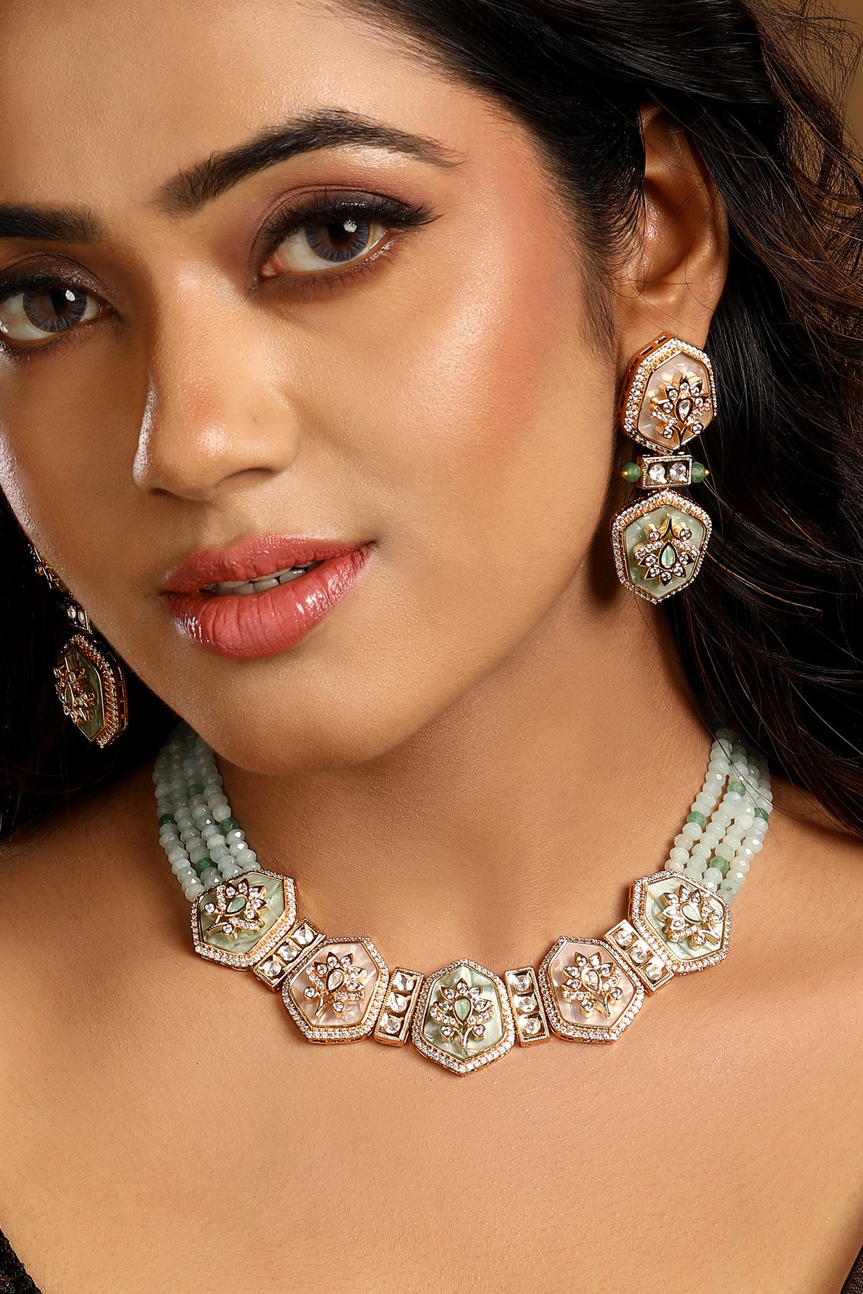 Choker in gold tone brass with Kundan Polki, Zircone Diamond, Enamel Stone, Agates Have Been Used