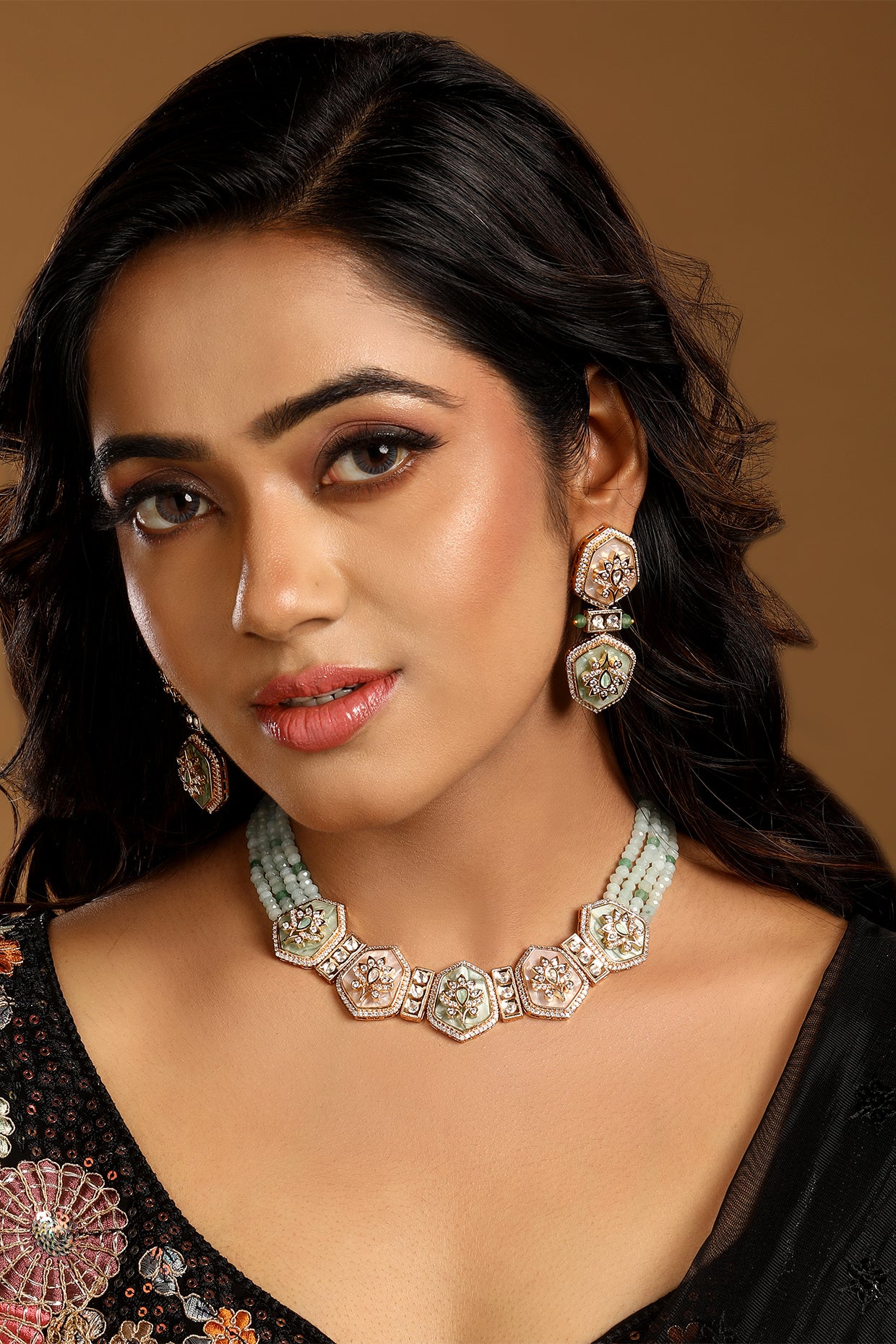 Choker in gold tone brass with Kundan Polki, Zircone Diamond, Enamel Stone, Agates Have Been Used
